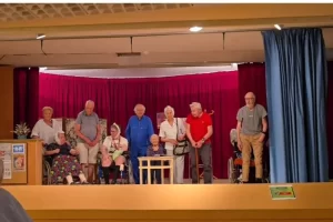 Découvrez comment le théâtre en EHPAD stimule la mémoire, favorise le lien social et valorise les résidents à travers des projets collectifs.