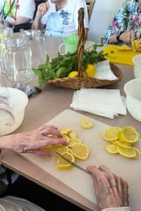 Préparation de citronade à la résidence LBA Georges Courteline